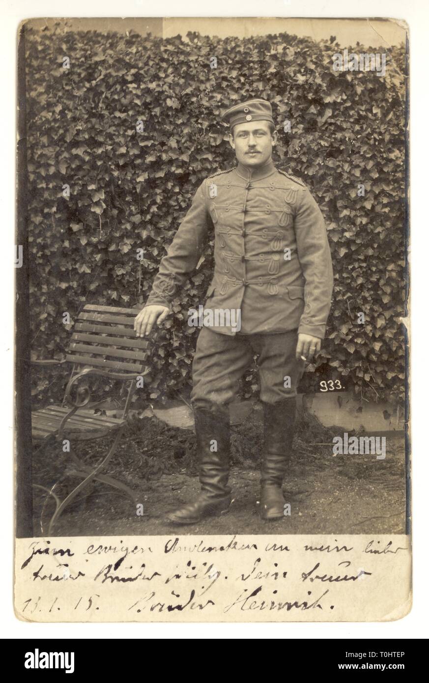 Original-Postkartenporträt des deutschen Soldaten Heinrich - in Infanterie-Soldatenuniform, Stiefeln, Feldmütze (Kratzchen) Postkarte aus Cassel, Frankreich an Bruder Willy, in Verdun, N.E. Frankreich, geschickt datiert/veröffentlicht am 13. Januar 1915 Stockfoto
