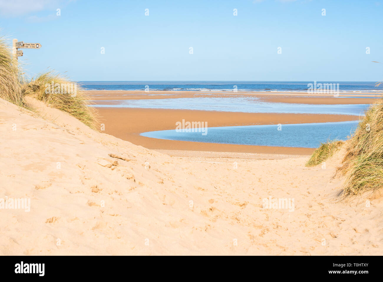 Sand Dünen, wo Norfolk Coast Path National Trail von Barnham Overy Staithe das Meer erreicht, East Anglia, England, UK. Stockfoto