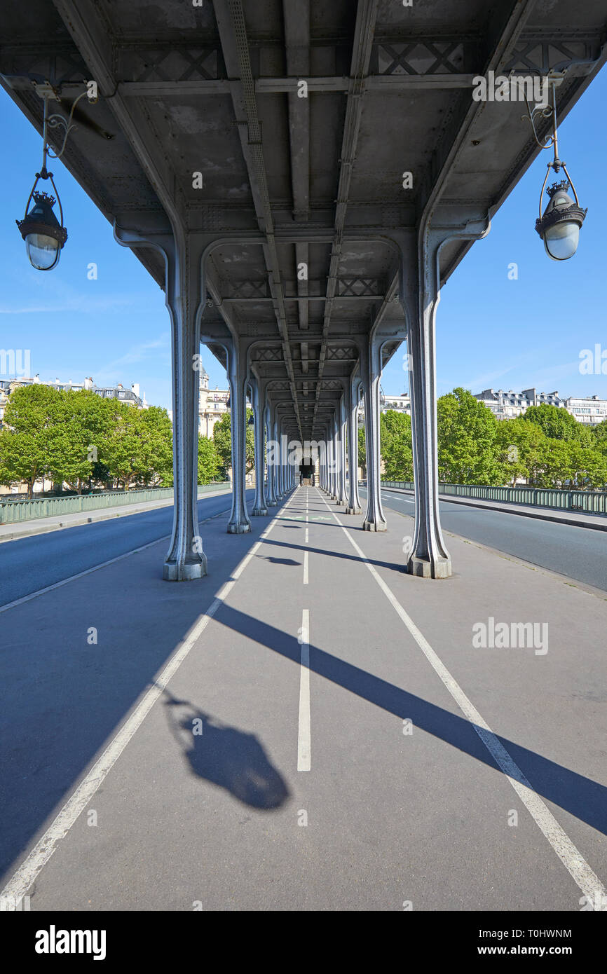 Bir Hakeim Brücke in Paris, perspektivische Ansicht in einer klaren Sommertag in Frankreich Stockfoto