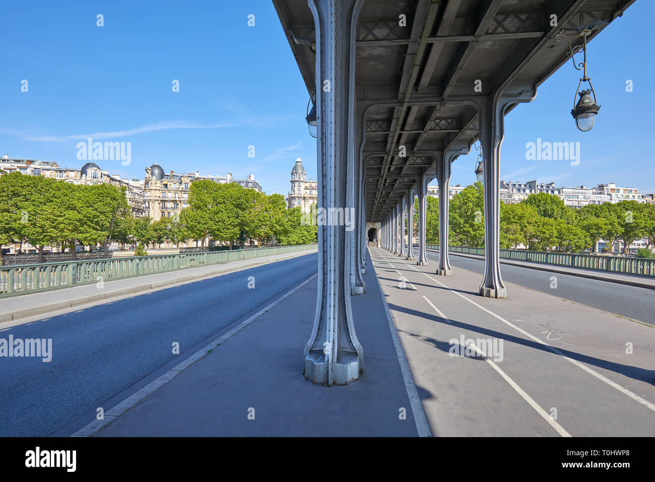 Leere Bir Hakeim Brücke in Paris, perspektivische Ansicht an einem sonnigen Sommertag in Frankreich Stockfoto