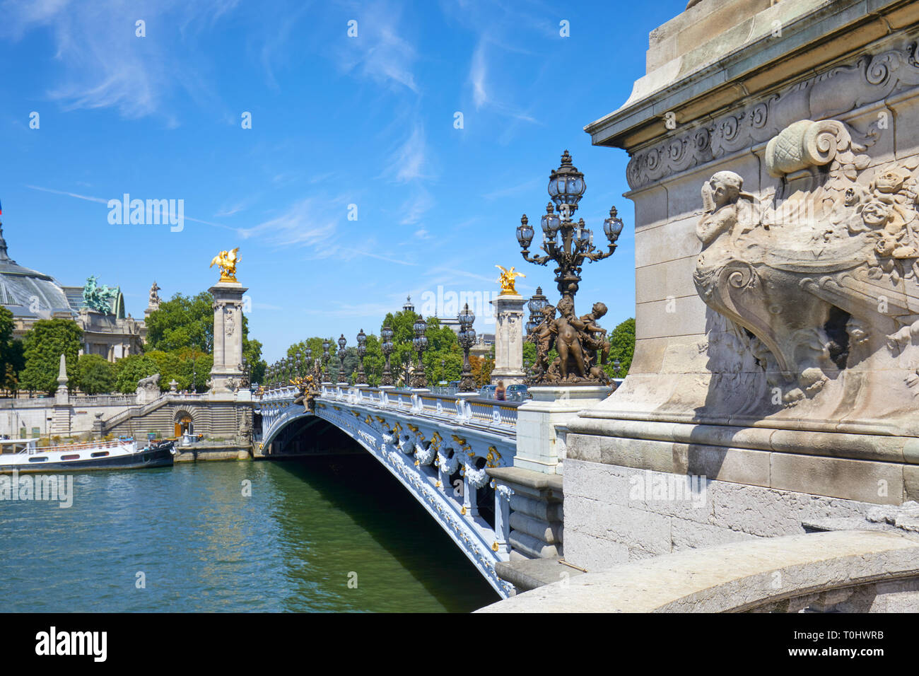 Alexandre III Brücke an einem sonnigen Sommertag, blauer Himmel in Paris, Frankreich Stockfoto
