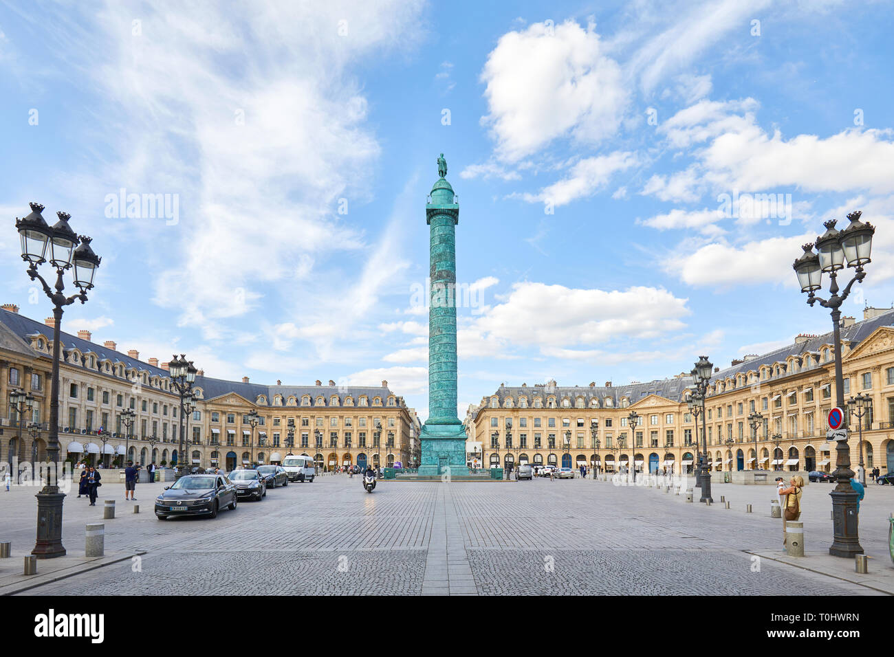 PARIS, Frankreich, 21. JULI 2017: Place Vendôme mit Menschen und Touristen im Sommer Tag in Paris, Frankreich. Stockfoto