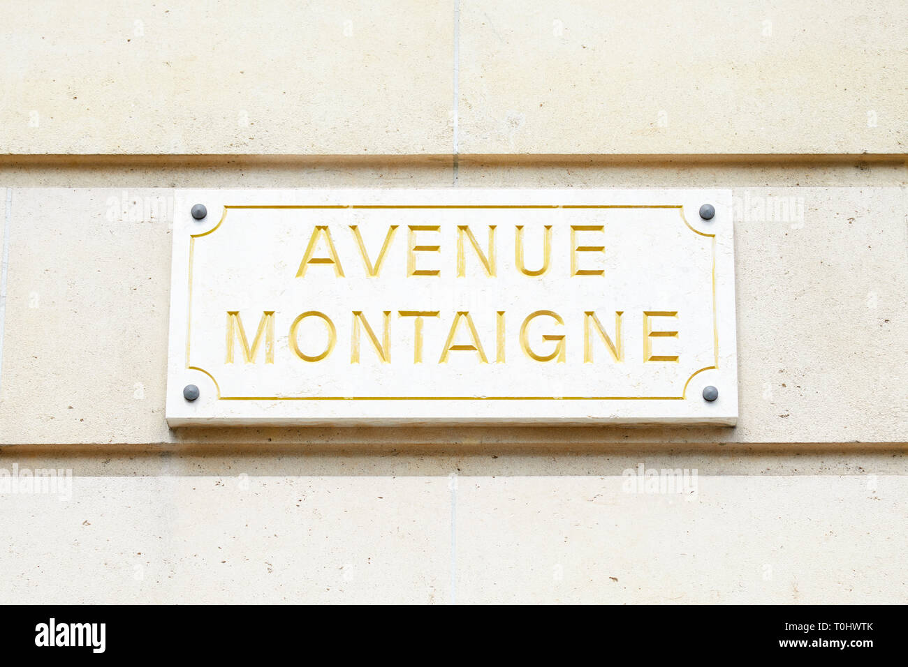 Avenue Montaigne Straßenschild in goldenen Buchstaben in Paris, Frankreich Stockfoto