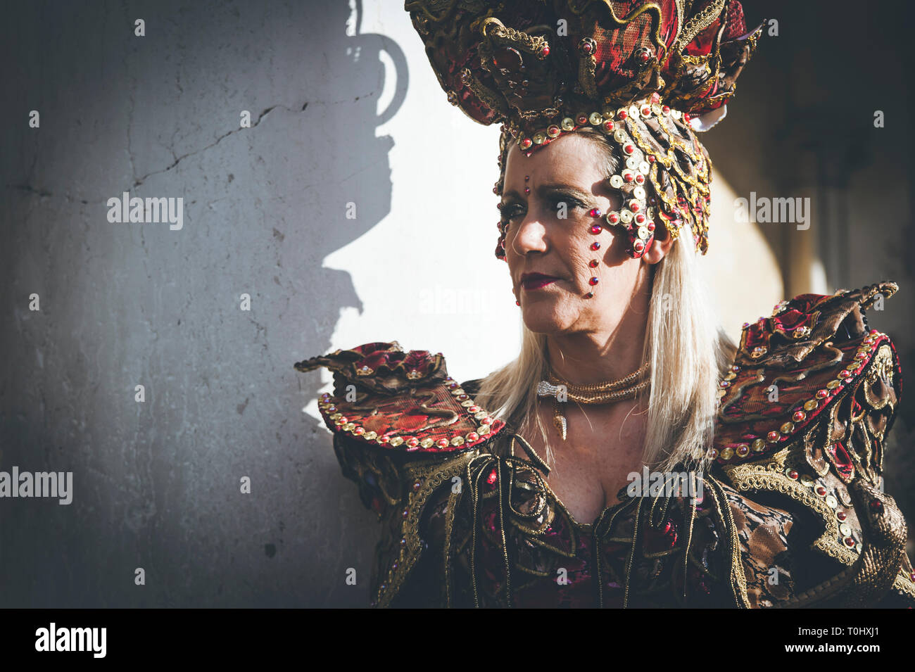Schöne maskierte Frau am Karneval in Venedig Stockfoto