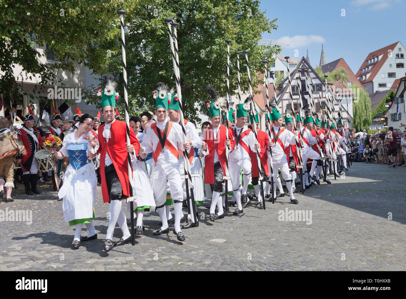 Mit menuettgruppe Weißfischern Fischermädchen und beim Tanz, Fischerstechen, Ulm, Baden Württemberg, Deutschland Stockfoto