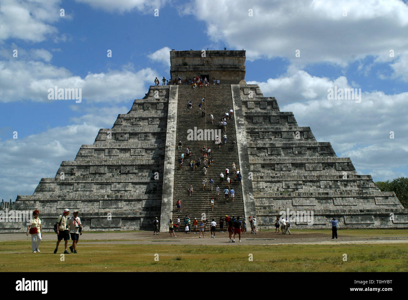 Zona arqueologica Zona Arqueológica de Chichen Itza Chichén Itzá Maya: ItzáChichén (chichén) Boca del Pozo, de los (itzá) brujos de Agua. Es uno de los principales sitios arqueológicos de la Península de Yucatán, en México, ubicado en el Municipio de Tinum. * Foto: © Francisco * Morales/DAMMPHOTO.COM/NORTEPHOTO Stockfoto