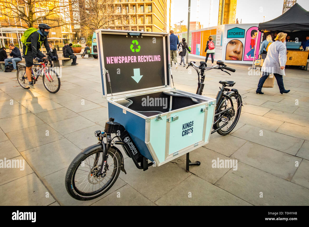 Die städtische Pfeil Cargo Bike mit dem Cargo Deckel öffnen, bereit für das Recycling von Zeitungen in der Nähe von Kings Cross Station in London, England Stockfoto