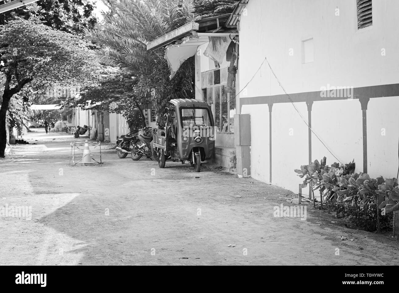 Drei Räder Fahrzeug auf eine maledivische Straße (Ari Atoll, Malediven) Stockfoto