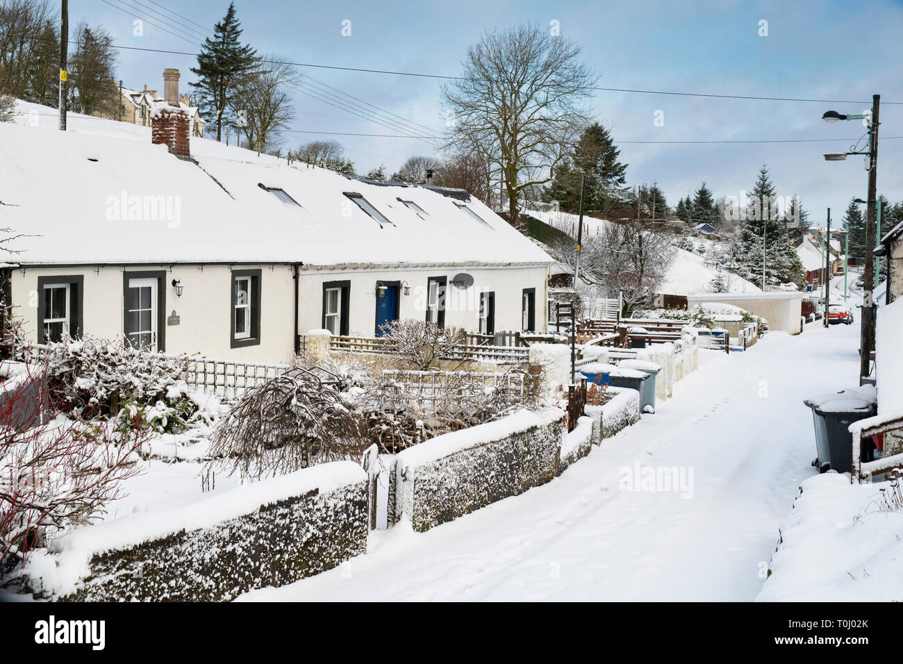 Reihe von Scottish Cottages in Ramsey Straße. Leadhills Dorf am frühen Morgen Schnee. Scotlands zweite höchste Dorf. South Lanarkshire, Schottland Stockfoto