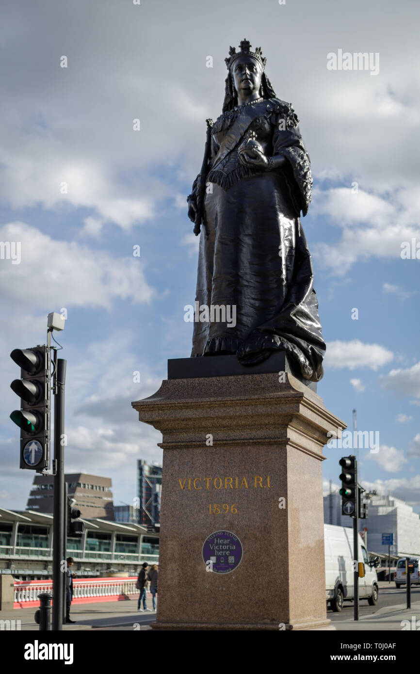 LONDON, Großbritannien - 11. März: Statue von Queen Victoria am Ansatz der Blackfriars Bridge in London am 11. März 2019 Stockfoto