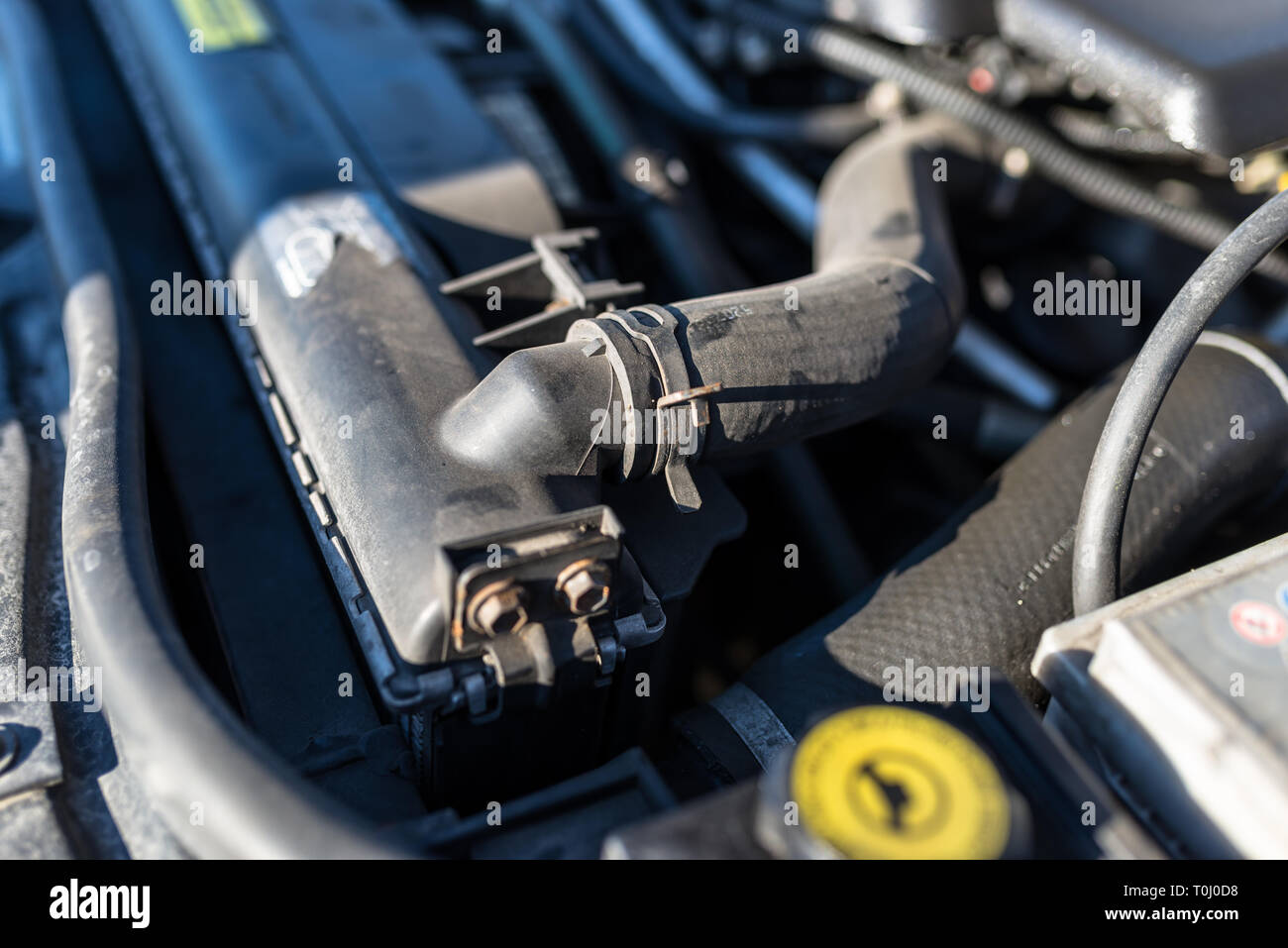 Schlauch anschließen, der das Auto kühler mit dem Motor, im Hintergrund der  Motorraum Stockfotografie - Alamy