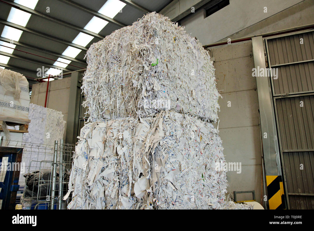 Gestapelte Papier Ballen für Recycling Stockfoto