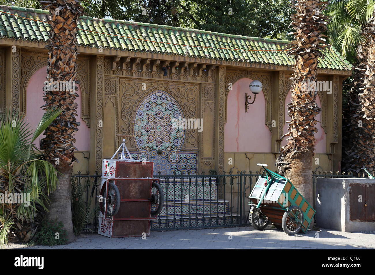 Springbrunnen dekoriert mit zellij Kacheln, Rue Jebel Lakhdar, Medina, Marrakesch, Marrakesh-Safi region, Marokko, Nordafrika Stockfoto