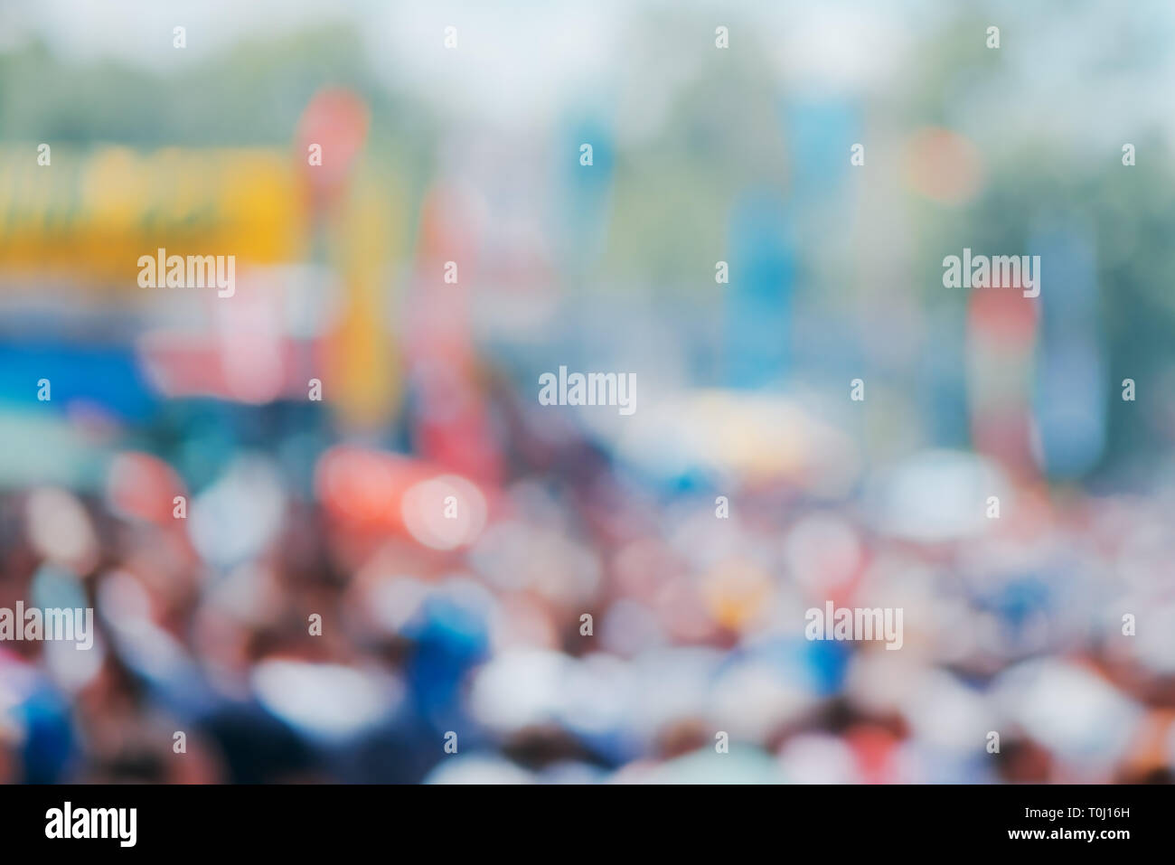 Verschwommenen Hintergrund für Web site Design, Defokussieren Masse von Menschen auf der Straße Stockfoto
