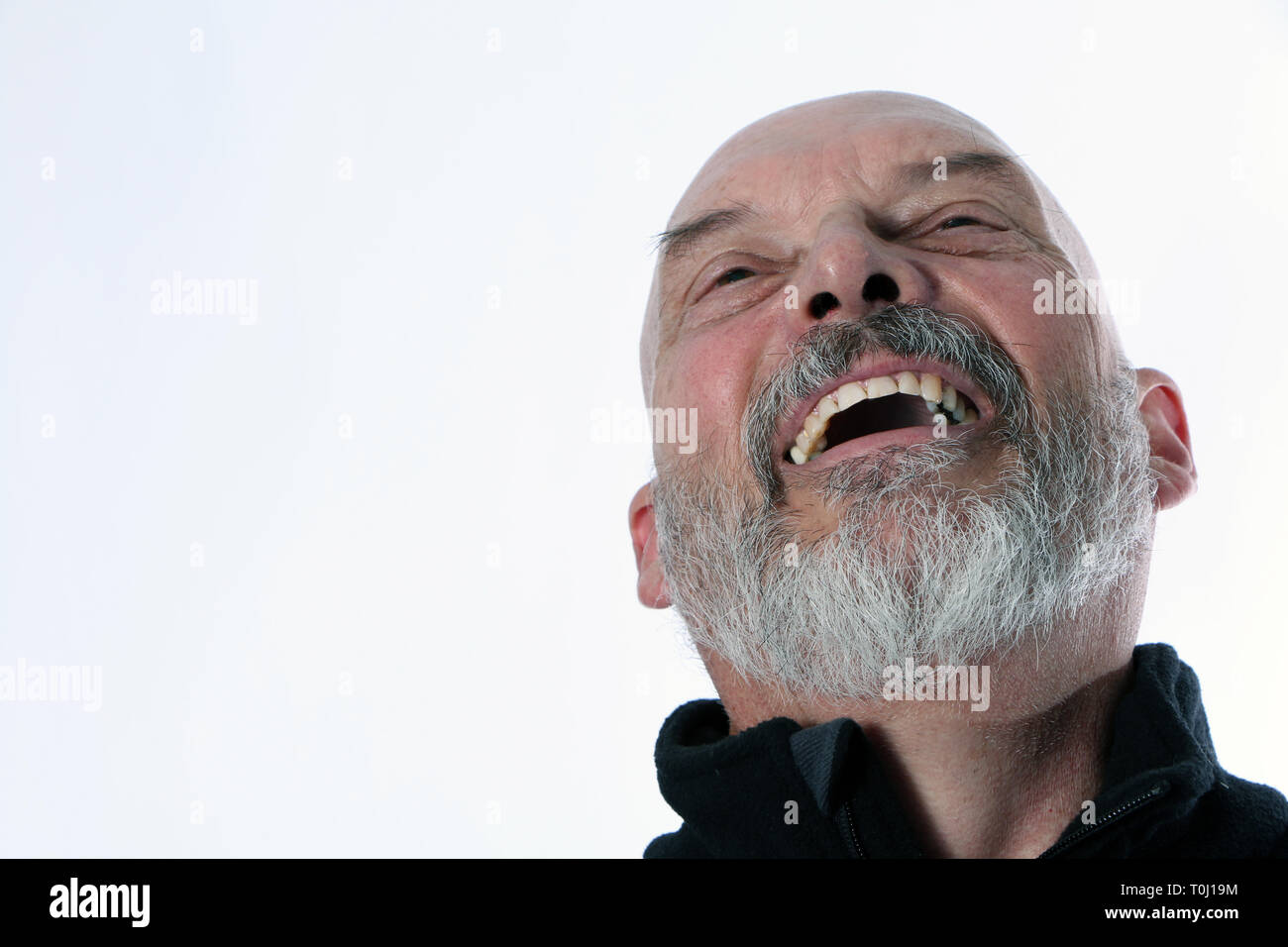 Ältere ältere Erwachsene Mann lachend mit einer guten und positiven Stimmung über einige gute Nachrichten Stockfoto