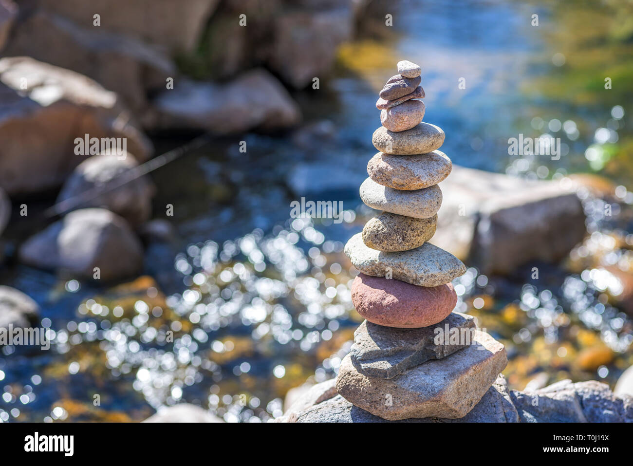 Stapel von Steinen entlang eines Flusses. Mission Trails Regional Park, San Diego, Kalifornien, USA. Stockfoto