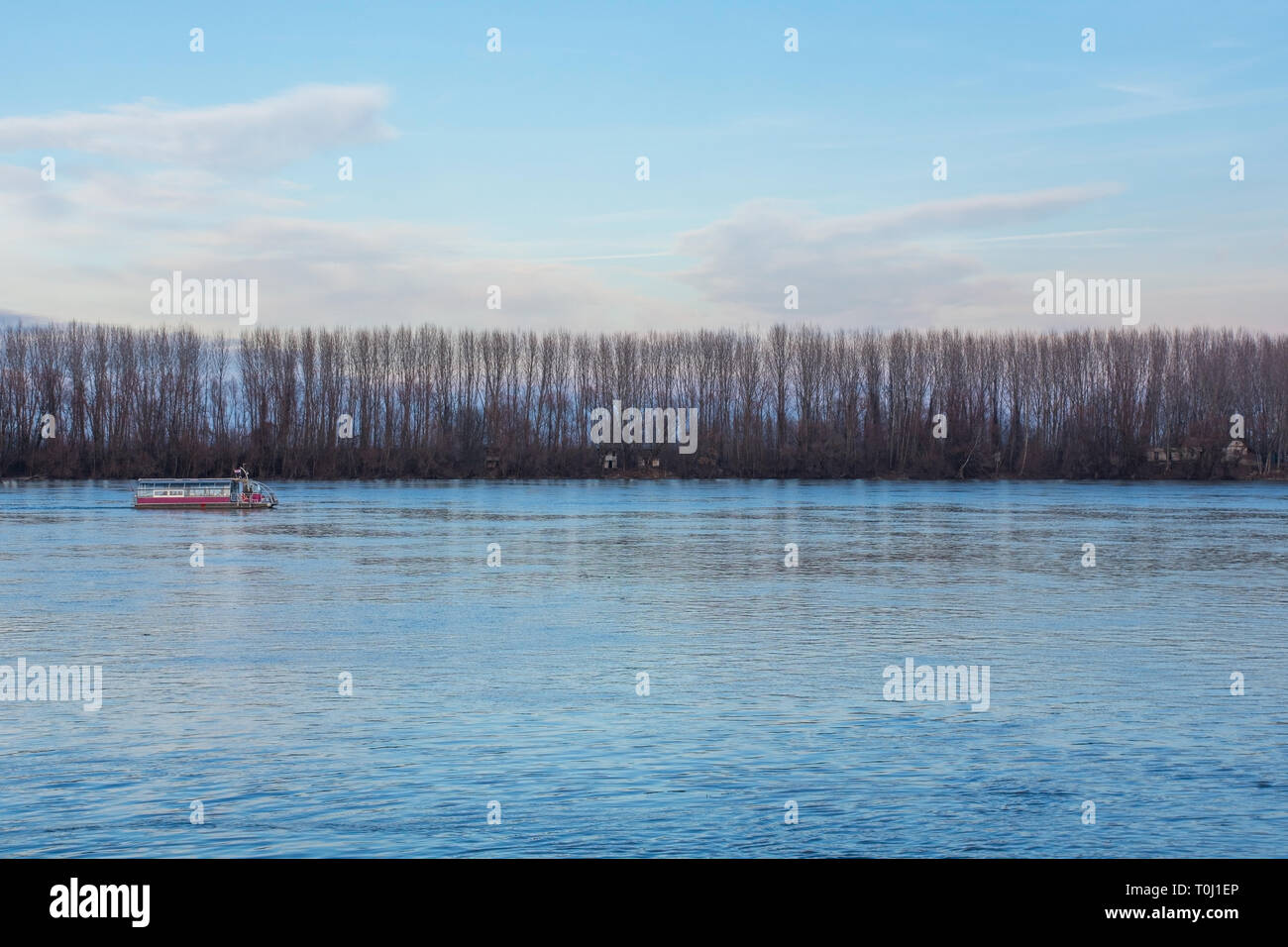 Der serbischen Grenze auf der anderen Seite der Donau, betrachtet aus Vukovar in Vukovar-Srijem Land, Slawonien, Istrien Stockfoto