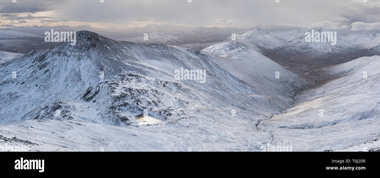 Winterliche Panorama der Grey Corries und Mamores, Schottland Stockfoto