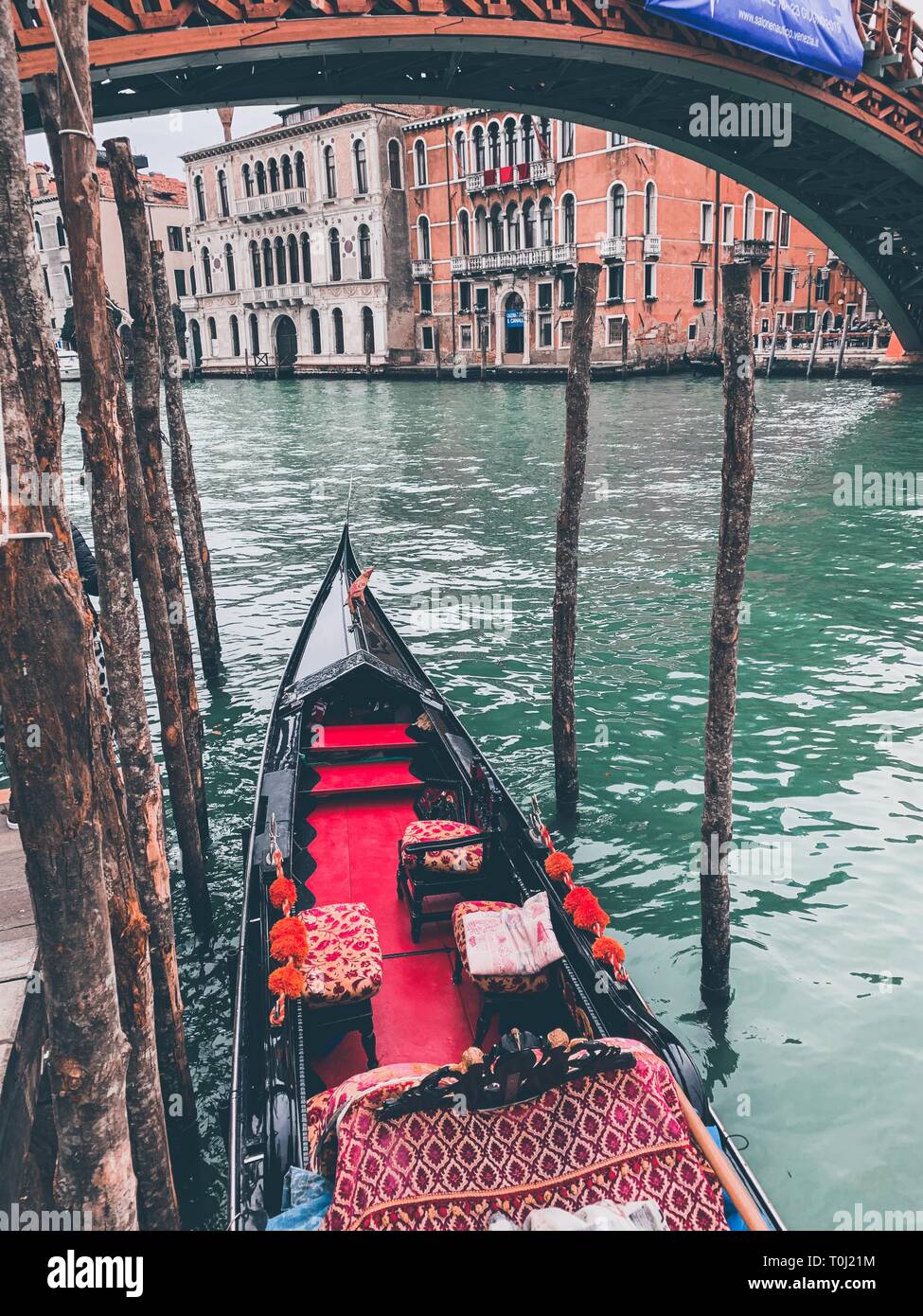 Klassische Bild der venezianischen Kanäle mit Gondel über den Kanal. Stockfoto