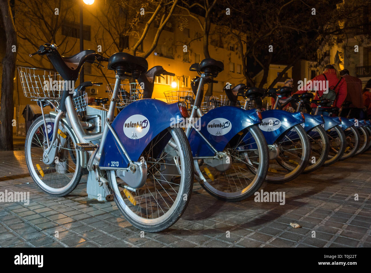 VALENCIA, Spanien - 24. Februar: Fahrräder mieten in der Nacht in Valencia Spanien am 24. Februar 2019. Vier nicht identifizierte Personen Stockfoto