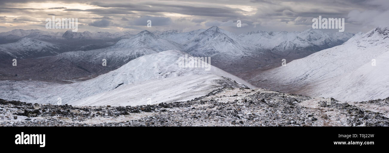 Winterliche Panorama der Grey Corries und Mamores, Schottland Stockfoto