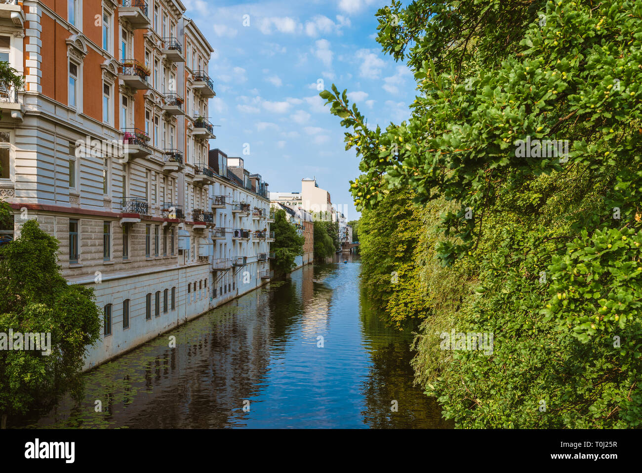 Apartment Gebäude am Ufer des Flusses oder Kanals im Wohnviertel von Hamburg Eppendorf, Deutschland an einem sonnigen Tag Stockfoto