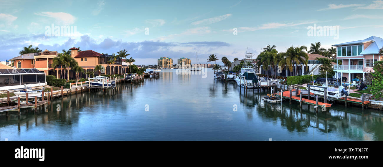 Wasserstraße Nebenfluss, die zu den Ozean in Marco Island, Florida Stockfoto