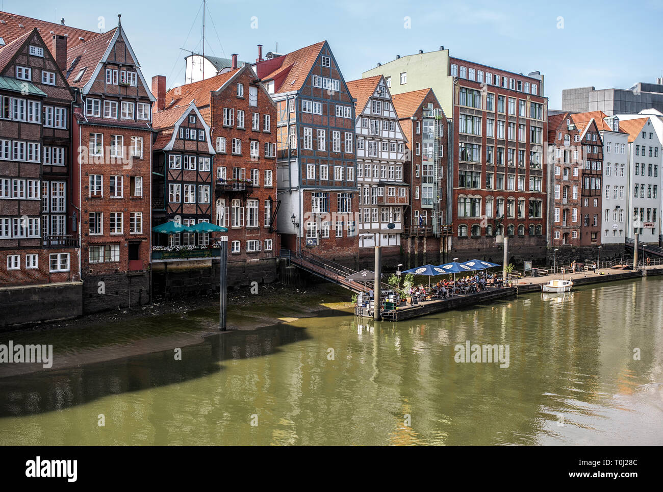 2018-07-20 Hamburg, Deutschland: historische Gebäude auf der Bank von nikolaifleet Kanal auf klaren Tag Stockfoto