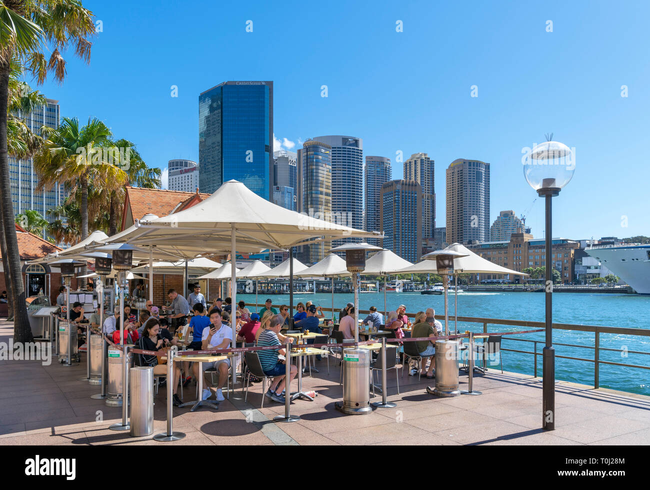 Sidewalk Cafe auf Circular Quay mit Blick auf die Skyline von Sydney Central Business District hinter, Sydney, Australien Stockfoto