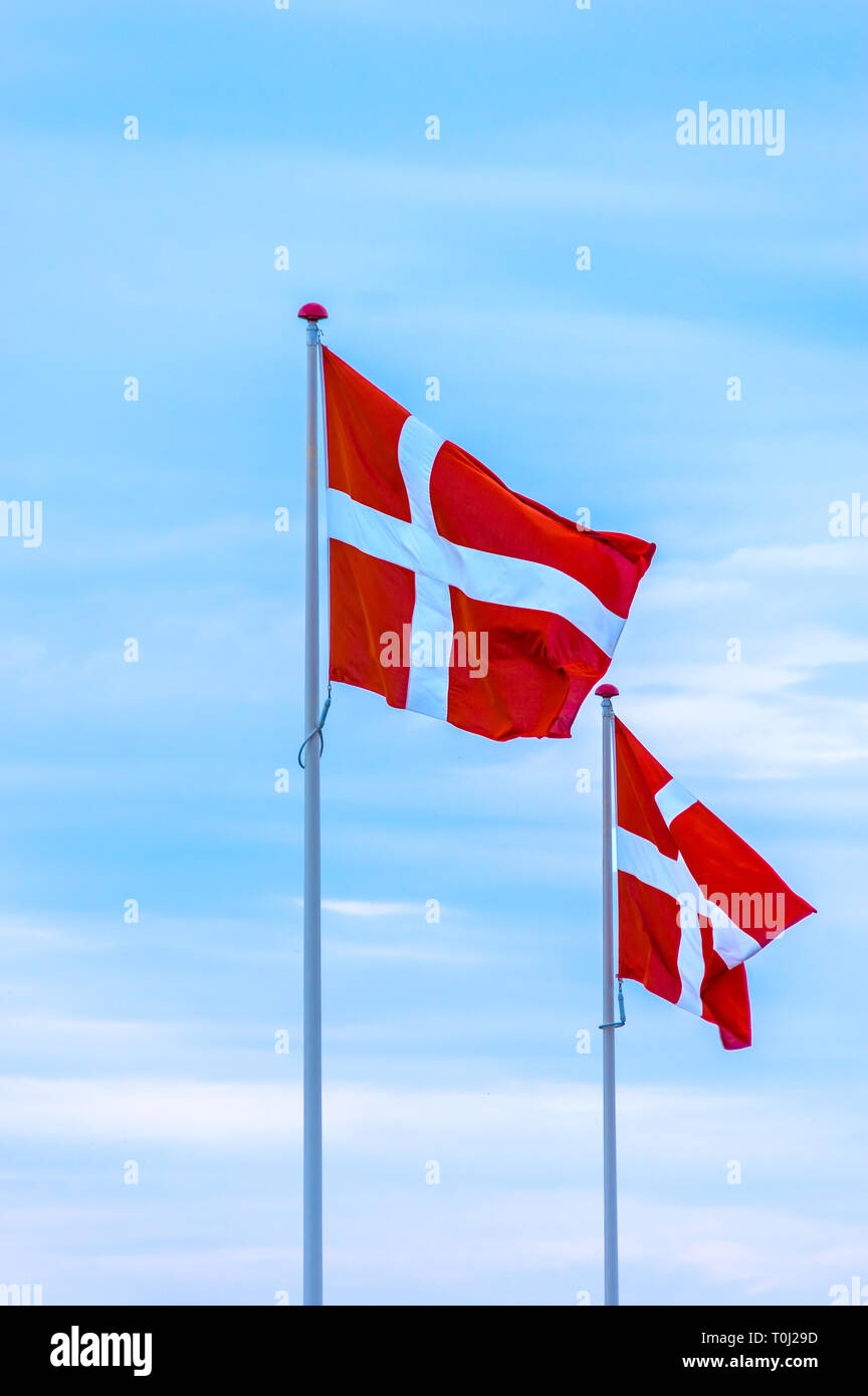 Dänemark, Fredericia: Fahnen des Königreichs Dänemark winken in den Wind. Stockfoto