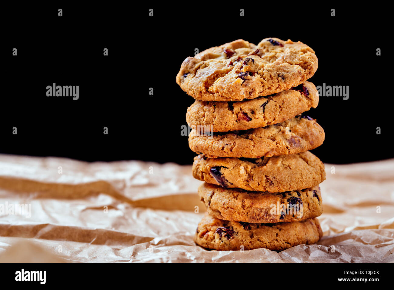 Ein Haufen von Frische, hausgemachte weiße Schokolade und Cranberry cookies Stockfoto