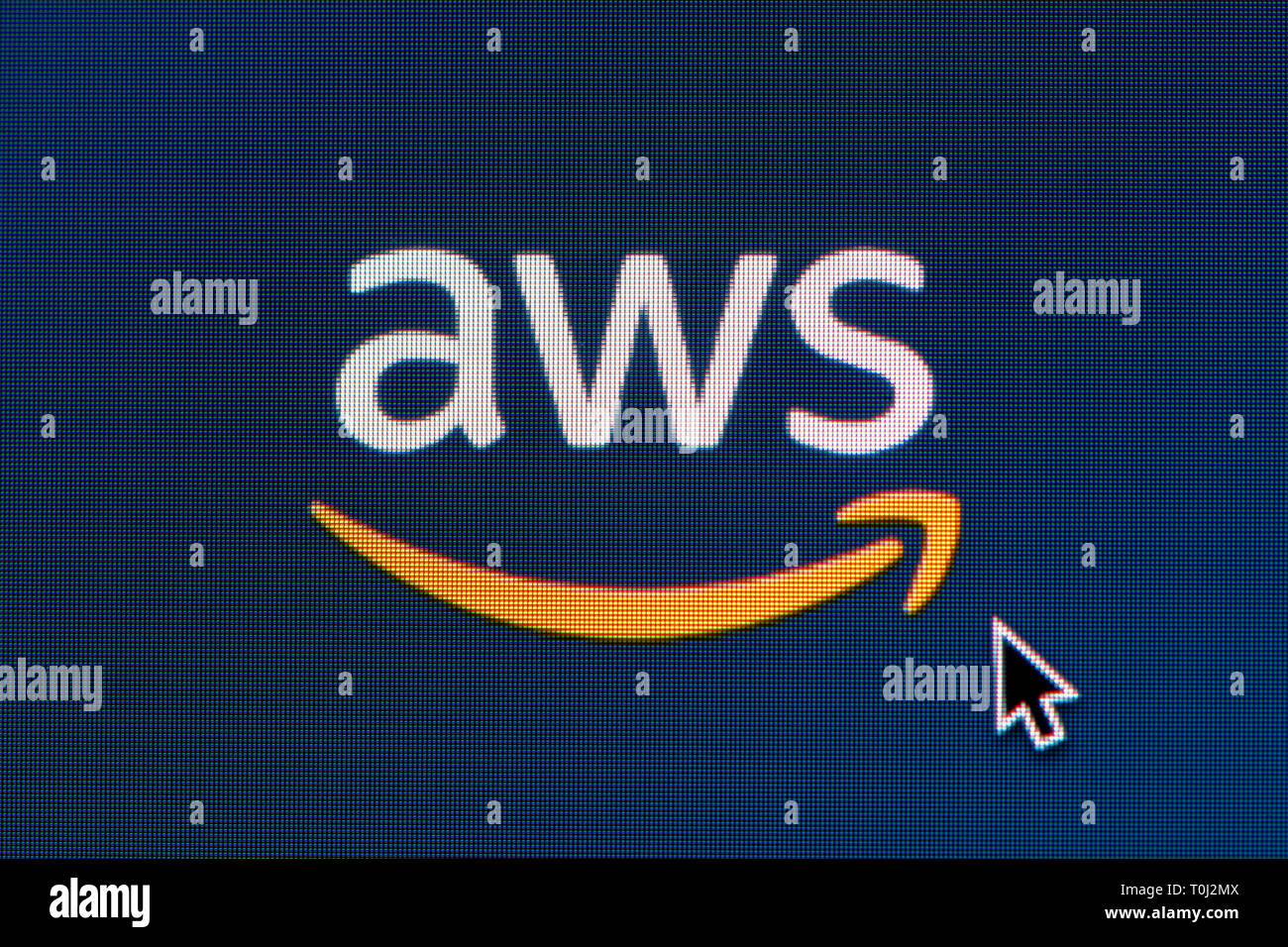 Das Logo von Amazon Web Services (AWS) ist auf einem Bildschirm gesehen zusammen mit einer Maus Cursor (nur redaktionelle Nutzung) Stockfoto
