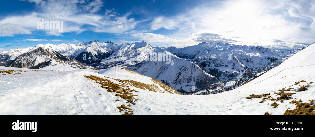 Panoramablick von Arves massiv in den Französischen Alpen, an einem sonnigen Tag Winter, in Les Sybelles Skigebiet, oben Saint-Sorlin-d'Arves. Sichtbare Gipfel: Aiguilles d Stockfoto