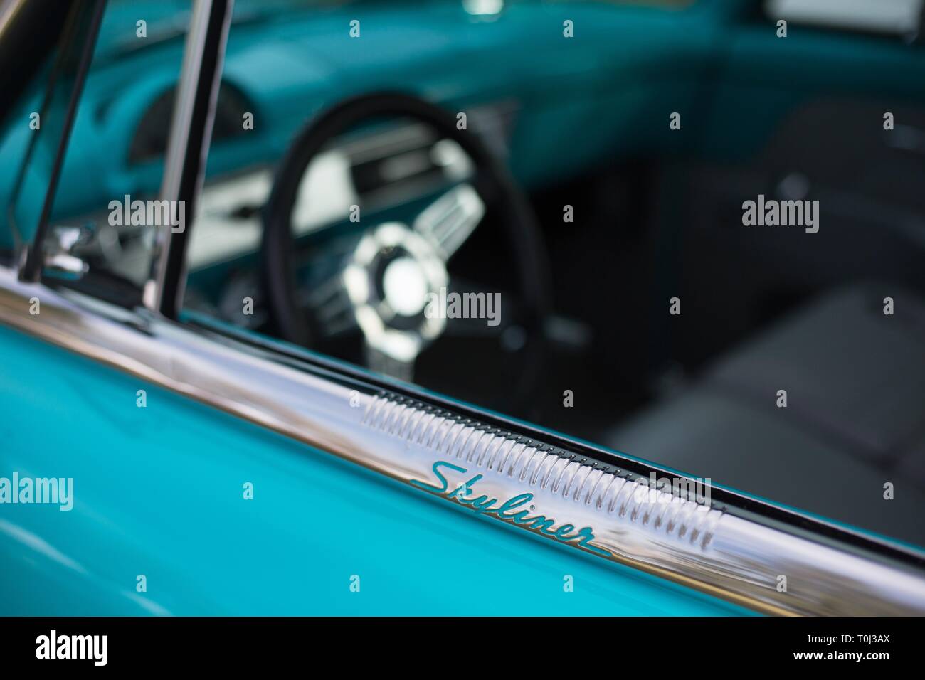 Vintage Ford Skyliner Auto auf dem Narzissenfest in Junction City, Oregon, USA. Stockfoto