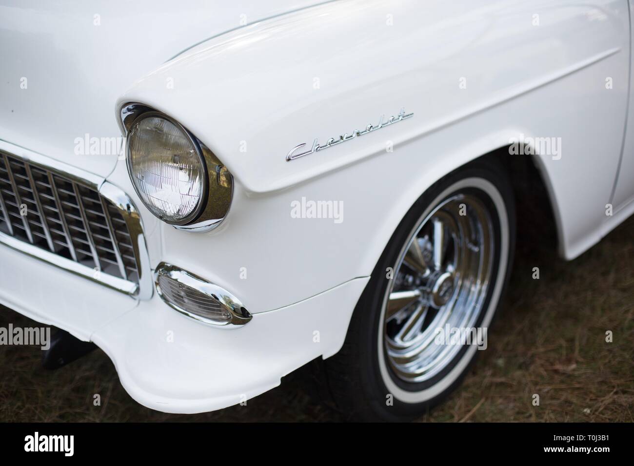 Nahaufnahme von einem weißen Vintage Chevrolet an das Narzissenfest in Junction City, Oregon, USA. Stockfoto
