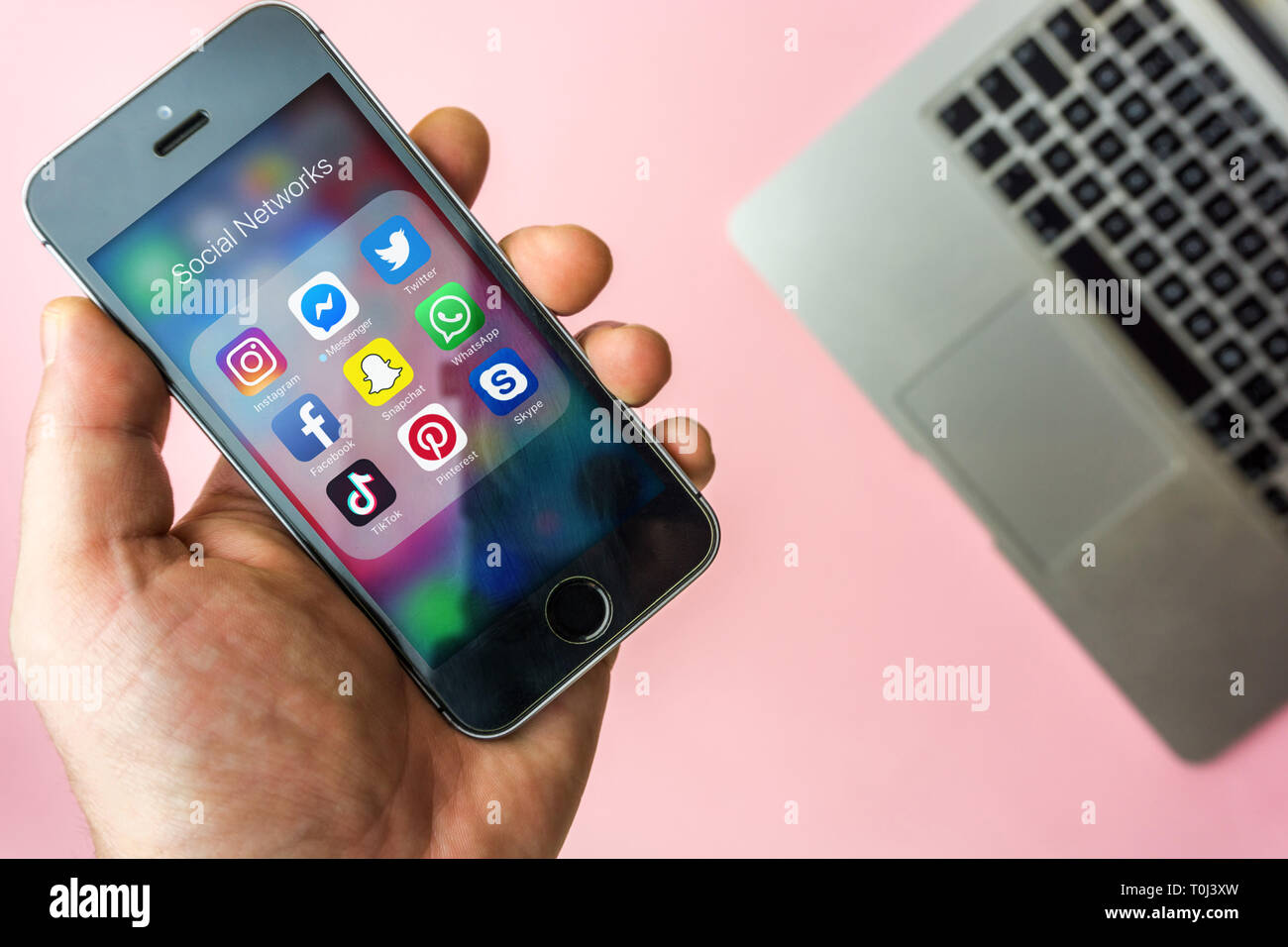 Wien Österreich - März 20, 2019 Frau mit Apple SE mit Symbolen von Social Media auf dem Bildschirm. Soziale Medien sind populärste Werkzeug. Smartphone life style Stockfoto