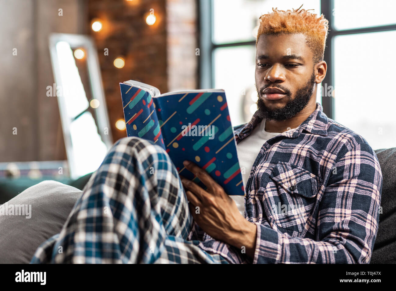 Schönes, gut aussehenden Mann genießen, ein Buch lesen Stockfoto