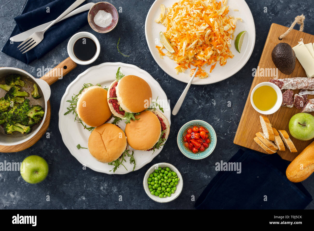 Sommer Party Food Konzept top Anzeigen verschiedene Lebensmittel auf dem Tisch flach Stockfoto