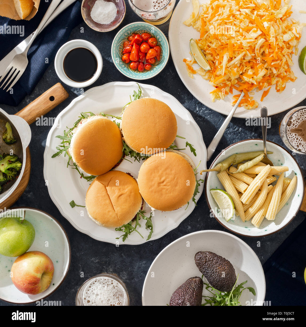 Sommer Party Food Konzept top Anzeigen verschiedene Lebensmittel auf dem Tisch flach Stockfoto