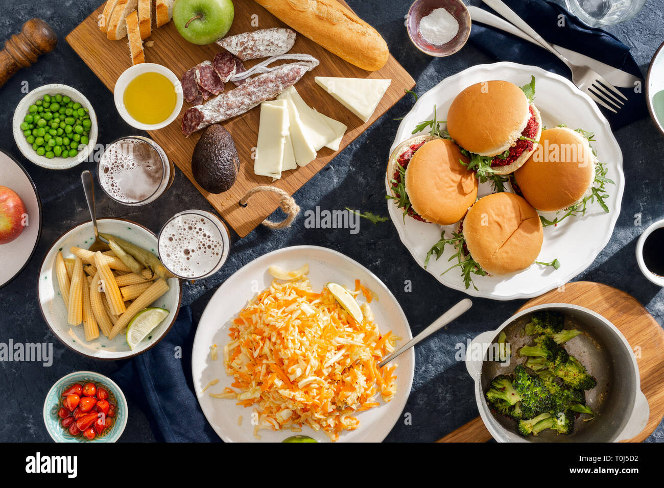Vegetarische Burger mit verschiedenen Lebensmitteln. Vegetarische Kost ist nicht nur. Sommer Party Food Konzept top anzeigen. Verschiedene Lebensmittel auf dem Tisch flach Stockfoto
