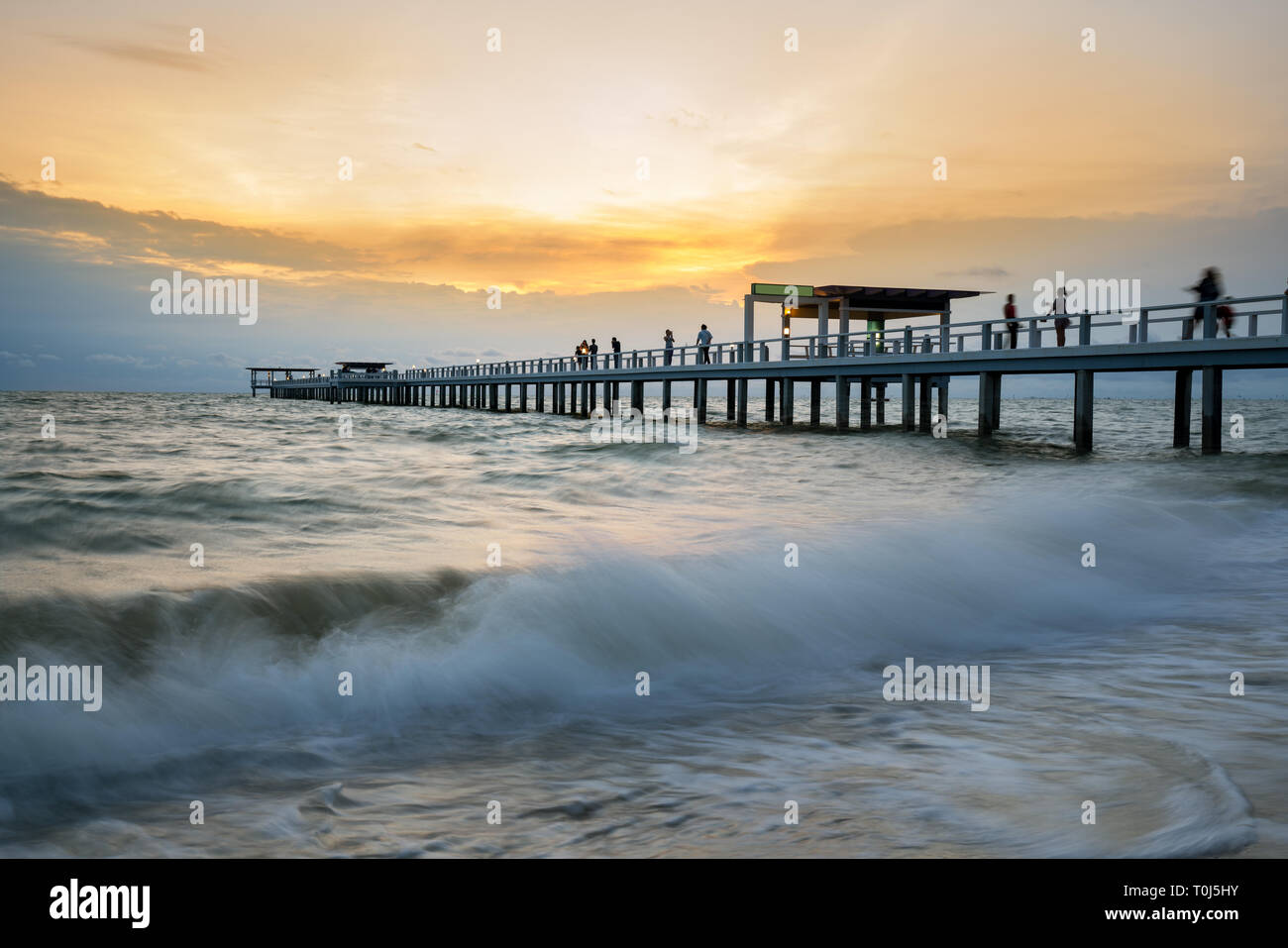 Hölzerne Pier zwischen Sonnenuntergang in Phuket, Thailand. Sommer, Reisen, Urlaub und Ferien-Konzept. Stockfoto