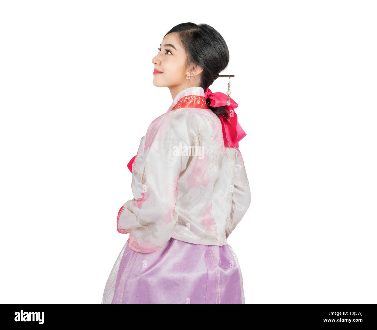 Koreanische Frau mit Hanbok, die traditionelle koreanische Kleid in weißen Hintergrund mit Freistellungspfaden. Stockfoto