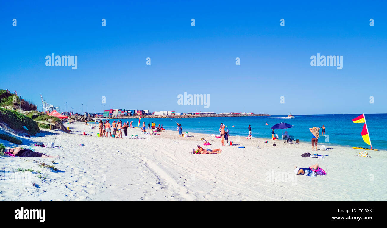 Port Beach an einem heißen Sommer Tag mit Fremantle in der Ferne. Stockfoto