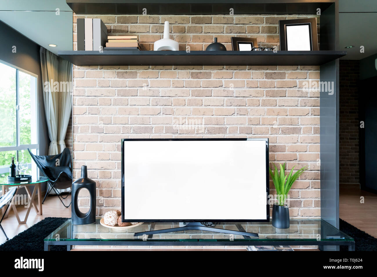 TV und Regal im Wohnzimmer, zeitgenössischen Stil. Möbel in Braun mit dekorativen zu Hause. Stockfoto