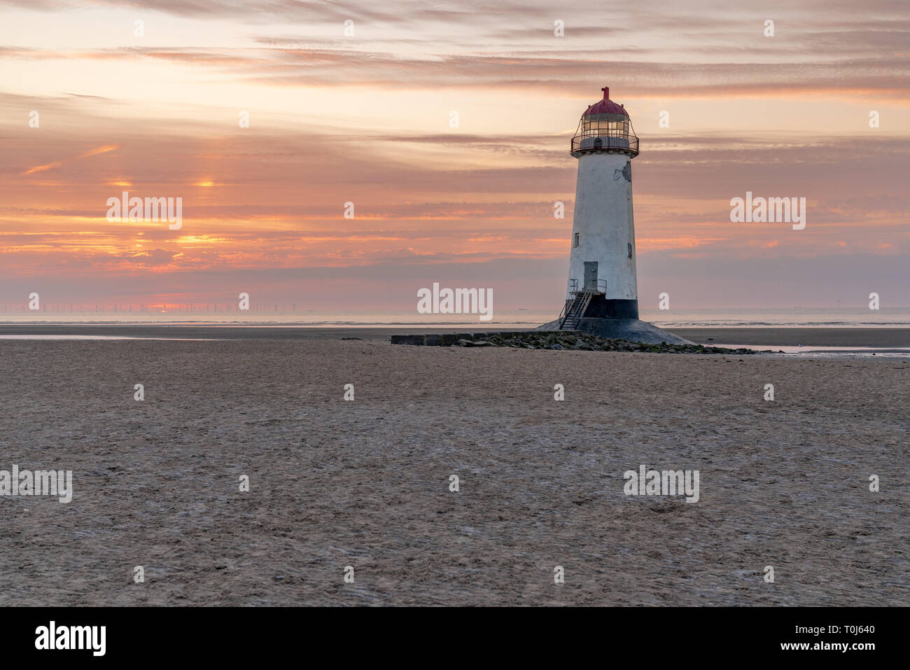 Sonnenuntergang am Leuchtturm in der Nähe von Ayr Talacre, Flintshire, Clwyd, Wales, Großbritannien Stockfoto
