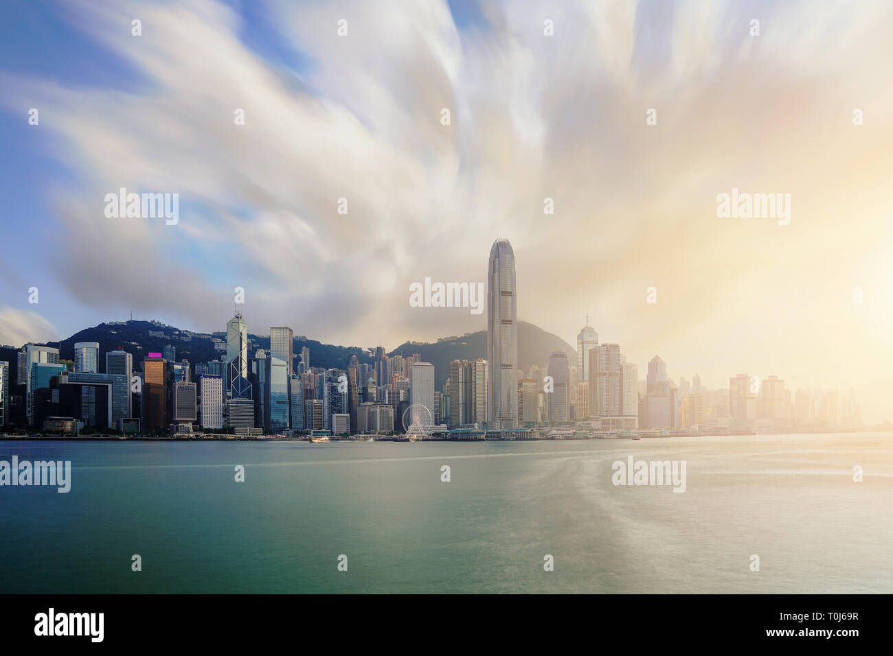 Blick auf Victoria Harbour und Hong Kong Wolkenkratzer Bürogebäude bei Sonnenuntergang Zeit in Hongkong. Asien. Stockfoto