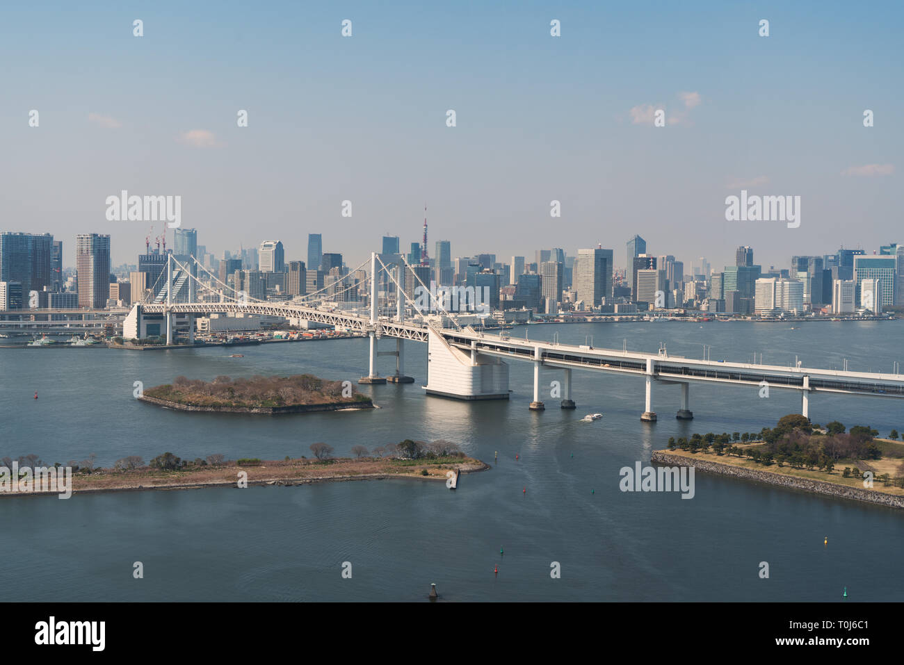 Tokyo Bay mit Blick auf die Skyline von Tokio und Rainbow Bridge in Tokio, Japan. Stockfoto