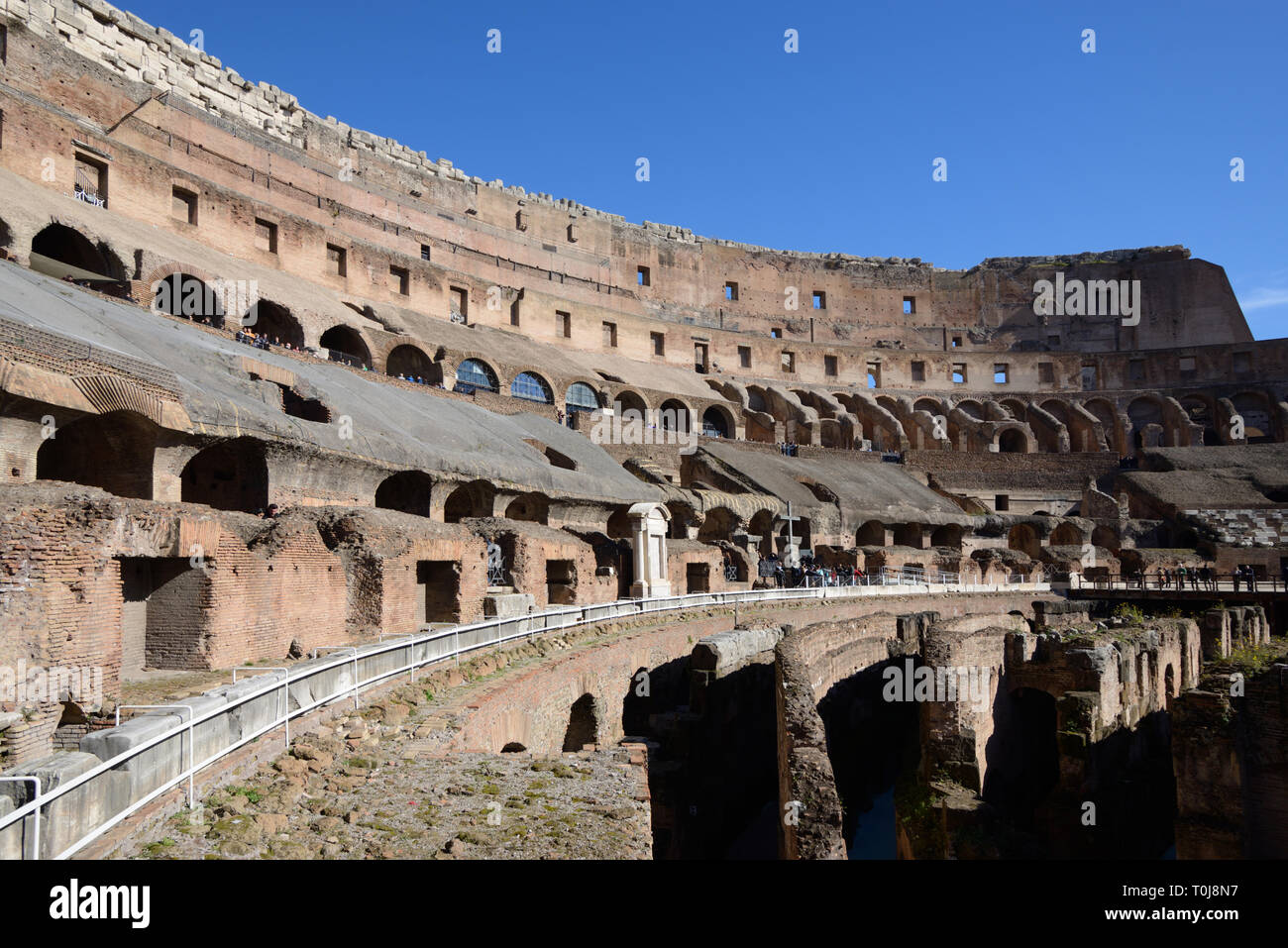 Interieur mit Sitz des Colosseum oder dem Kolosseum, oder Flavischen Amphitheater (70-80 N.CHR.) römische Denkmal, Rom, Italien Stockfoto