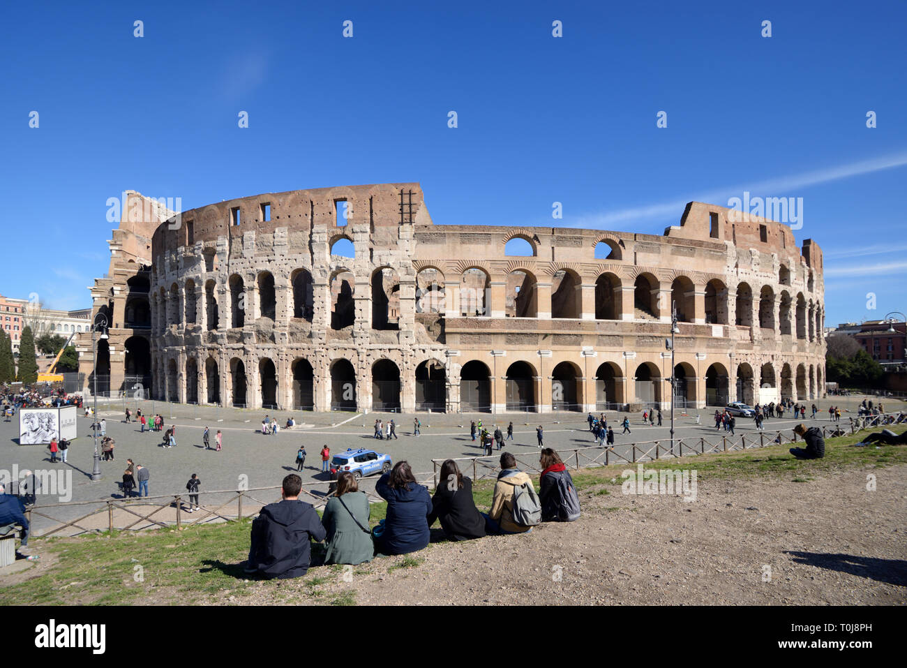 Touristen bewundern Äußere des Colosseum oder dem Kolosseum, oder Flavischen Amphitheater (70-80 N.CHR.) römische Denkmal, Rom, Italien Stockfoto