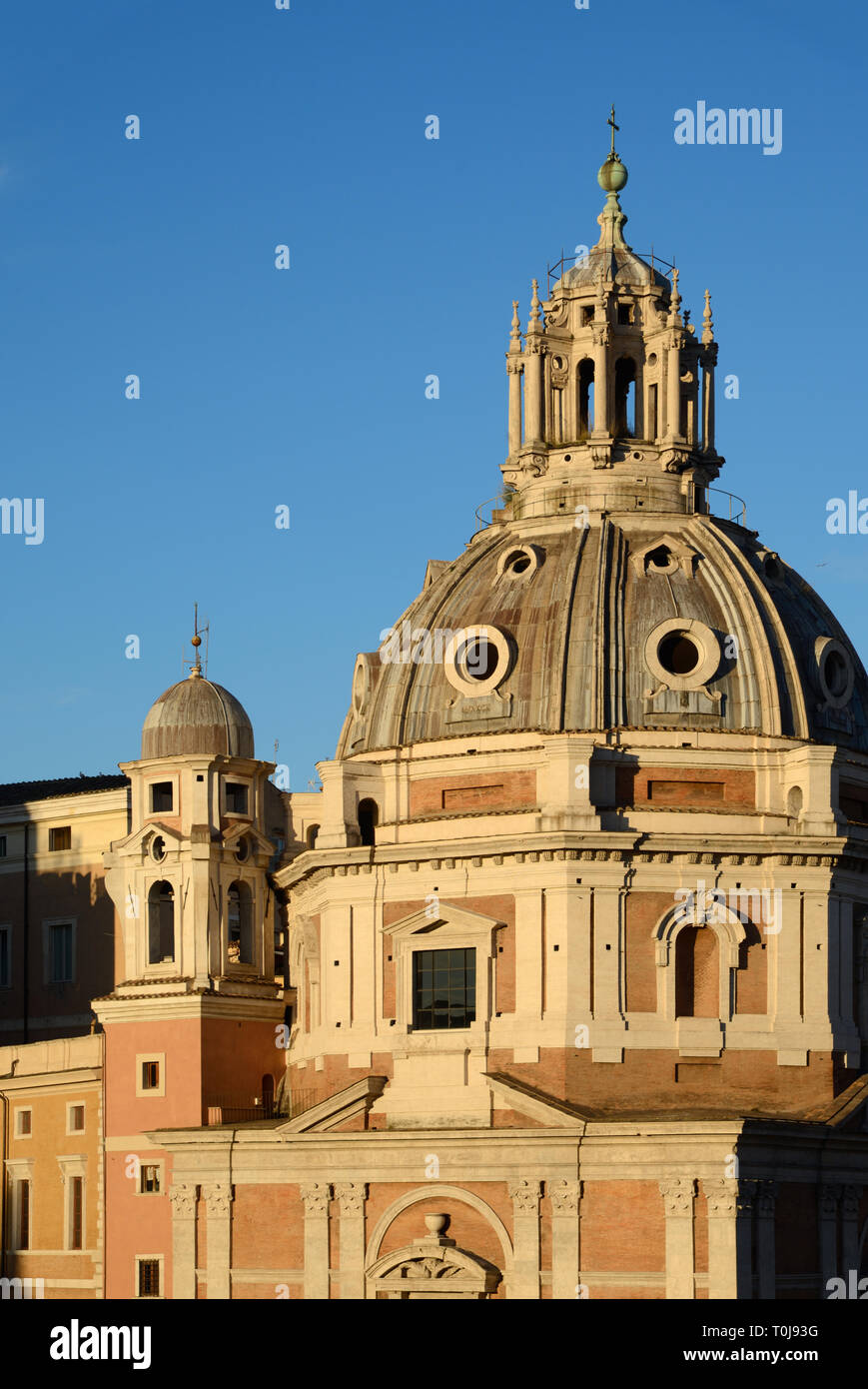 Barocke Fassade, Dach & Laterne Kuppel der Kirche von Santa Maria di Loreto (1507), von Antonio da Sangallo dem Jüngeren, Rom Italien entworfen Stockfoto